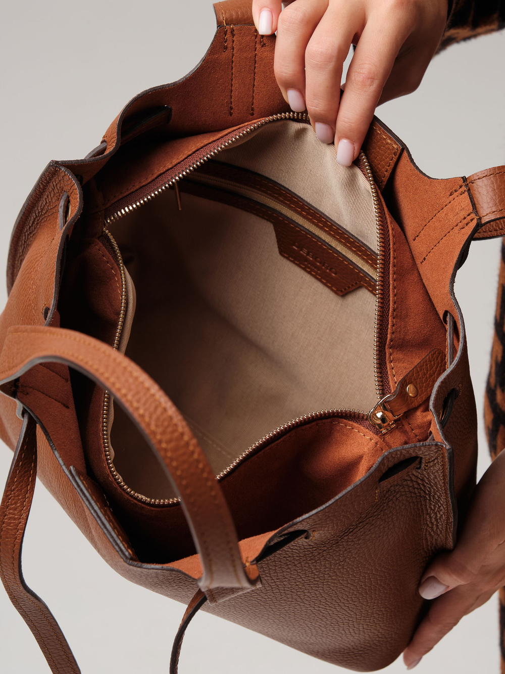 Кожаная сумка Deboro 31002 коричневый фундук