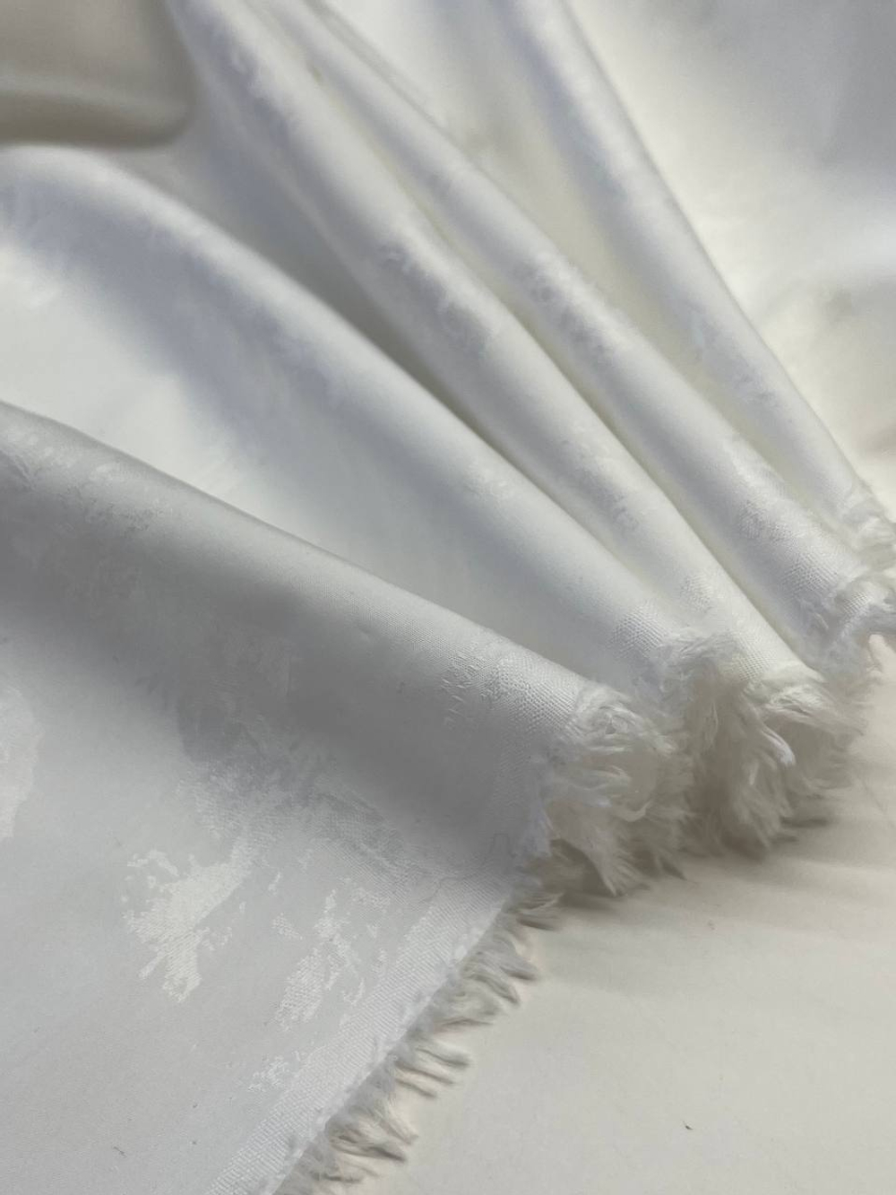 Хлопок жаккардовый Marchand Drapier белый с дизайнерским принтом