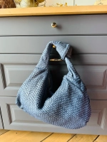 Женская большая плетеная сумка хобо из натуральной винтажной кожи голубого цвета