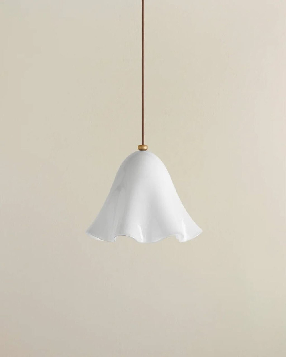 Эти подвесные светильники выполнены из гладкого, глянцевого стекла и имеют мягкую, волнообразную форму, напоминающую расплавленную ткань.