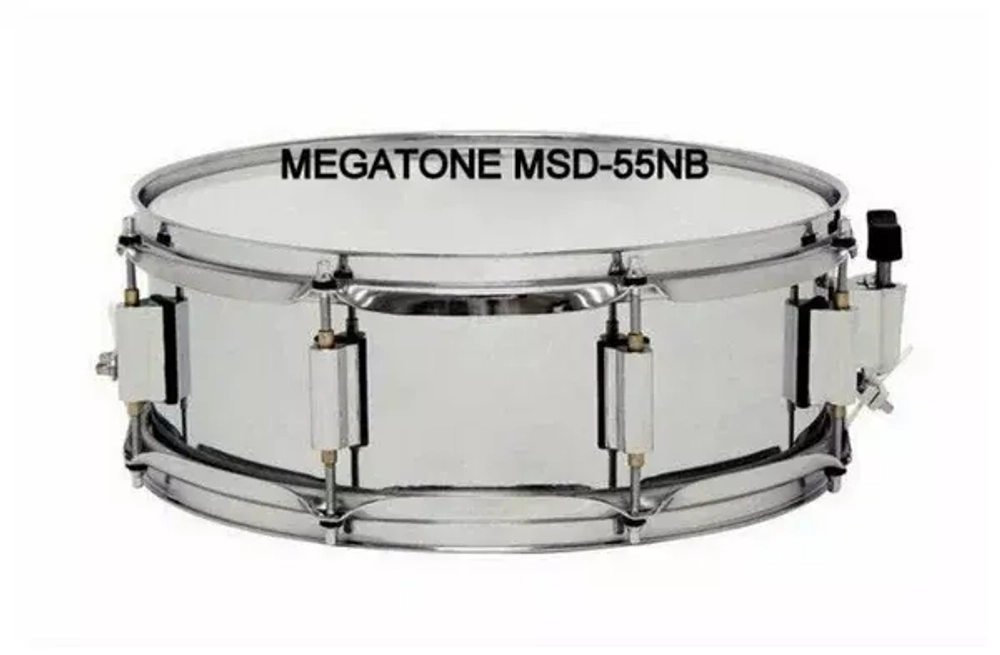 MEGATONE MSD-55NB Малый барабан (маршевый), МЕТАЛЛИЧЕСКИЙ корпус, размер 14 х 5,5". Материал корпуса: металл, полированная поверхность, палочки и ремень в комплекте.