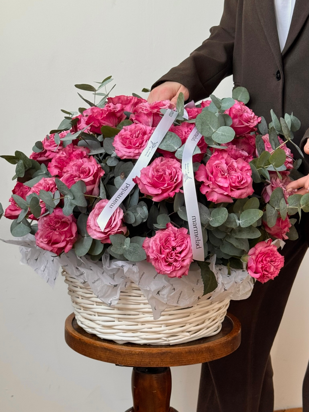 предзаказ - цветочная корзина из роз Кантри и эвкалипта размер XL