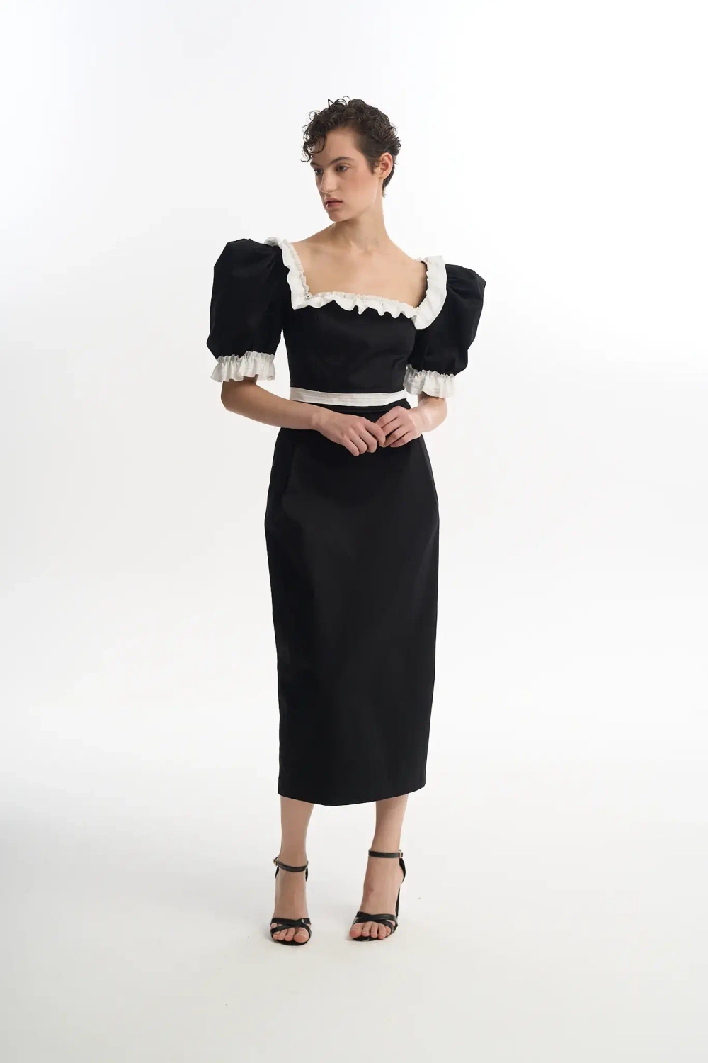 Платье-миди с вырезом каре и рукавами буф