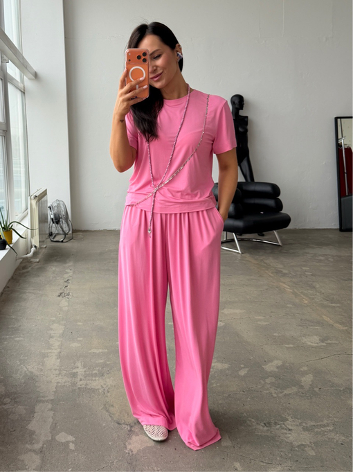 Костюм с силуэтной футболкой в ярко-розовом цвете