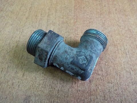 Угловой штуцер компрессора МАН ТГЛ ТГМ 06717590001 б/у