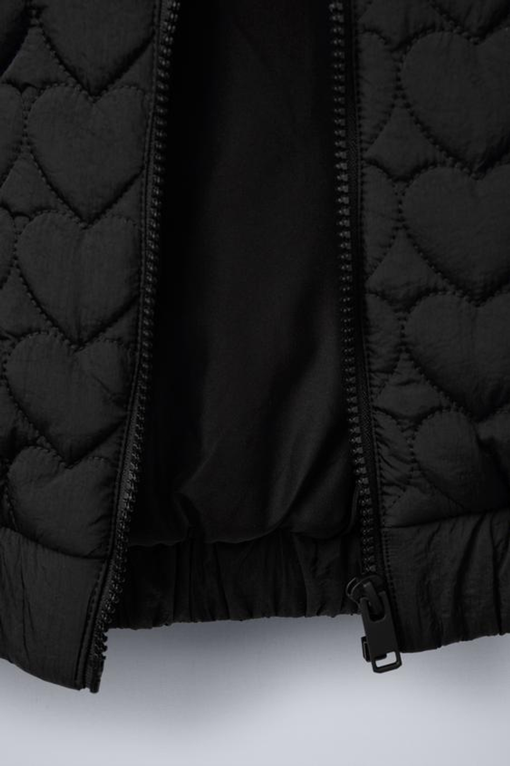 ZARA БОМБЕР СО СТЕГАНЫМ УЗОРОМ «СЕРДЕЧКИ», ЧЕРНЫЙ