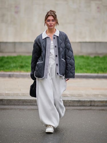 Утепленная женская куртка черного цвета