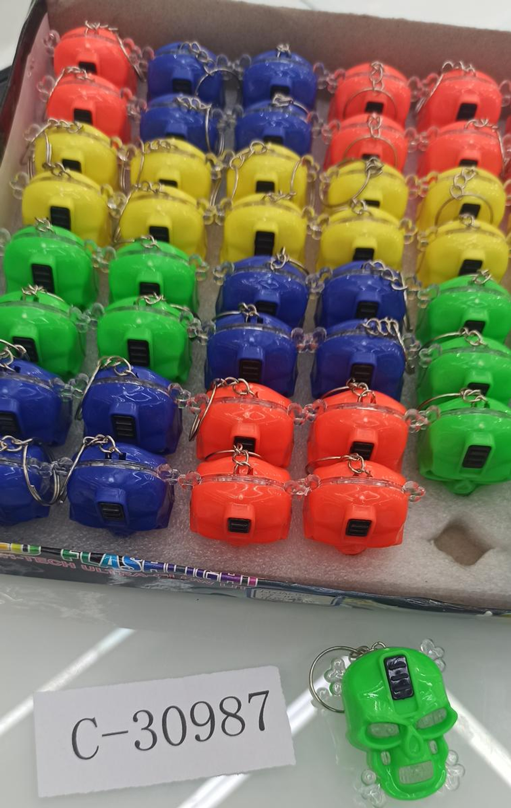 Фонарик пластиковый брелок череп 4 см, 4 цвета микс, с-30987