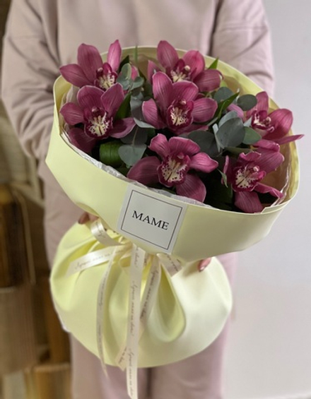 Орхидея Цимбидиум и эвкалипт в нежном воздушном оформлении