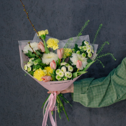 132. Весенний стойкий букет с тюльпанами и ветками вишни