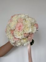 Свадебный букет из кустовых пионовидных роз и диантусов