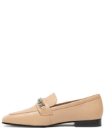 Женские кожаные бежевые лоферы с цепочкой