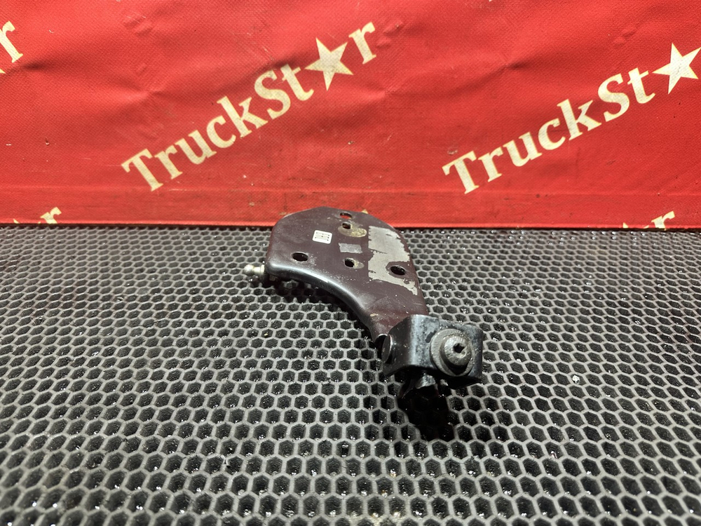 Кронштейн петли капота правый