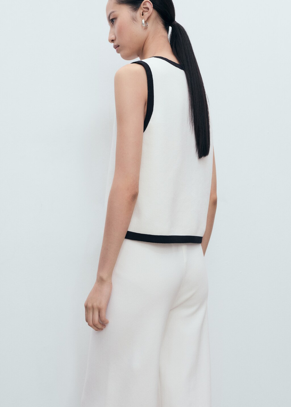 Трикотажный жилет с контрастным дизайном