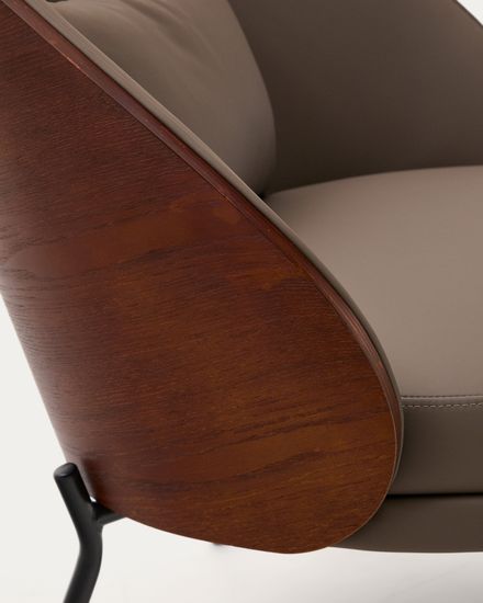 Кресло Eamy из коричневой экокожи, ясеневого шпона с отделкой под орех и черного металла Испания La Forma