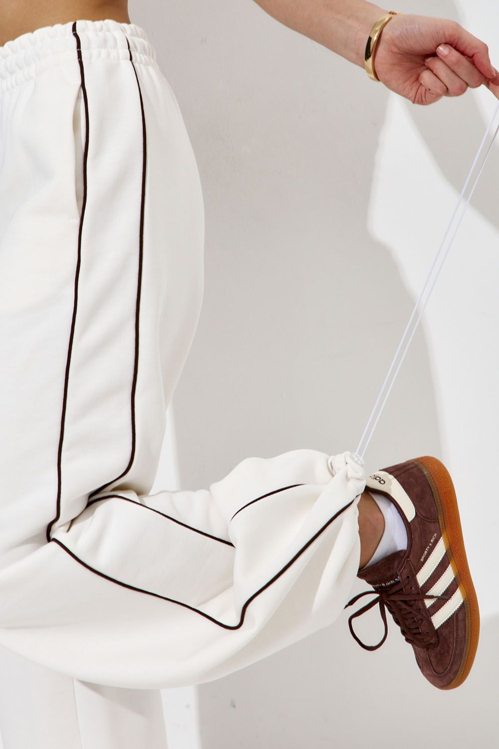 Широкие джоггеры без начеса с кантом кремового цвета