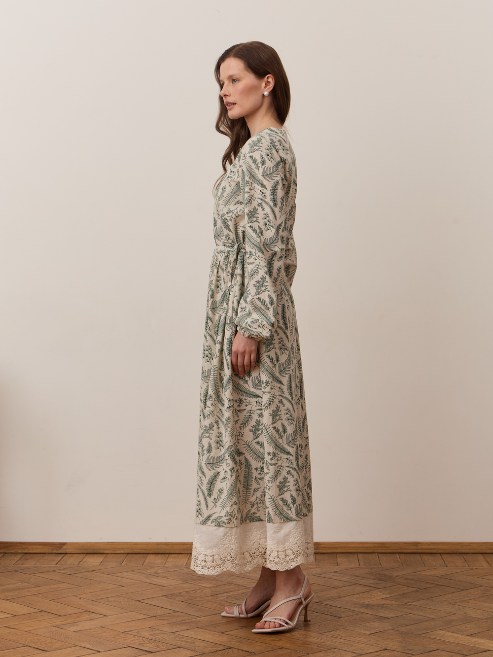 Платье с кружевной оборкой