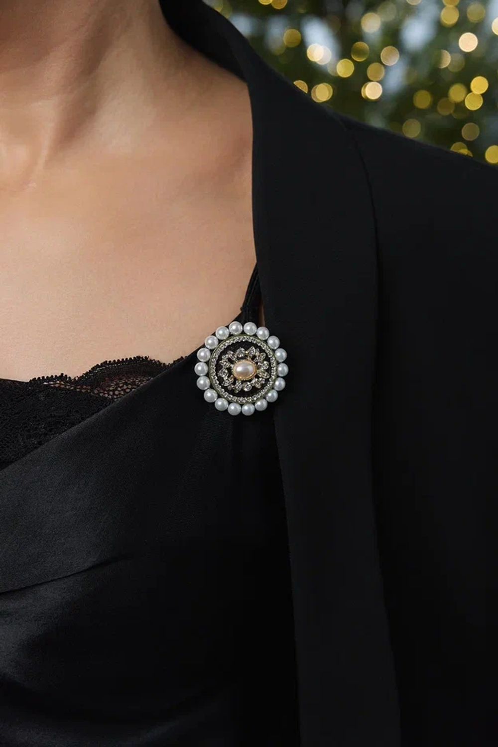 Брошь "пуговица" из натуральной черной кожи с жемчугом в середине и по краю