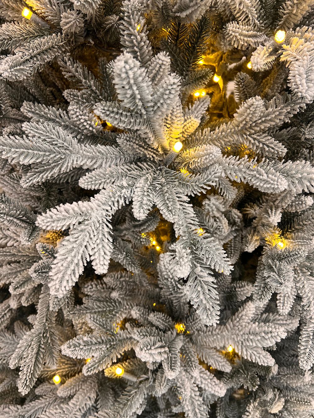 Заснеженная елка с гирляндой встроенной «Изумрудная» (Литая хвоя) 230 см / 2,3 м