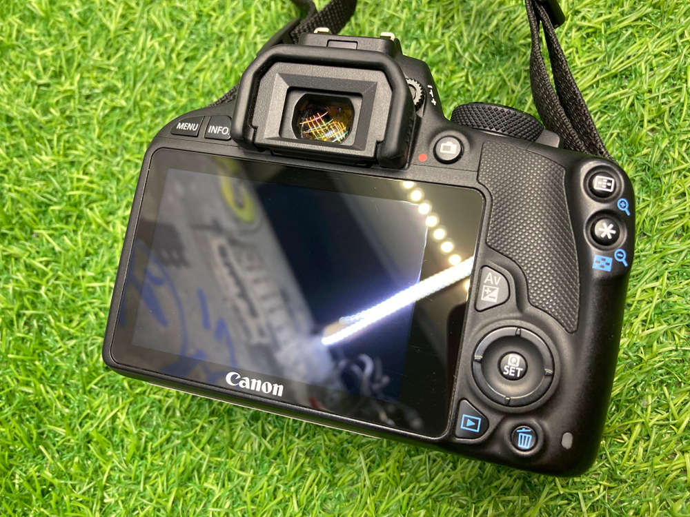 Canon 100D Kit 18-55mm 3.5-5.6 IS STM 3.800 кадров