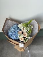 Букет сборный из гортензии, маттиолы, кустовых пионовидных роз и вибурнума