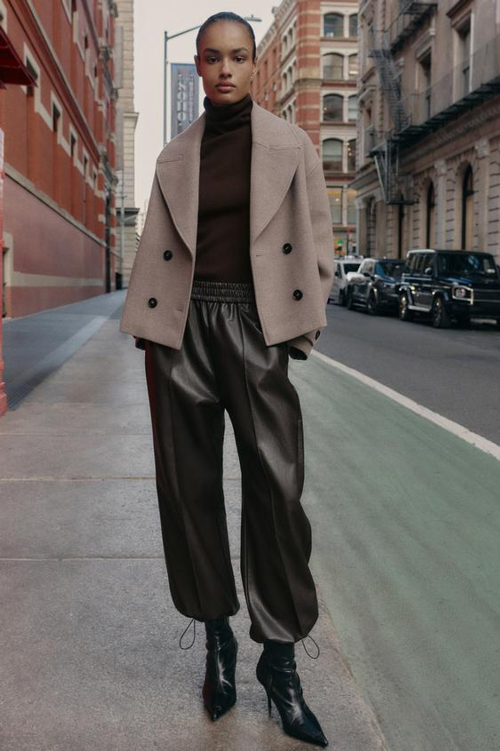 ZARA БРЮКИ-БОМБЕРЫ ИЗ ИСКУССТВЕННОЙ КОЖИ, ТЕМНО-КОРИЧНЕВЫЙ