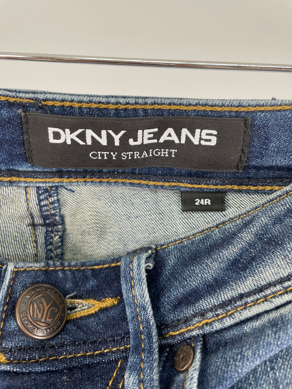 Джинсы DKNY