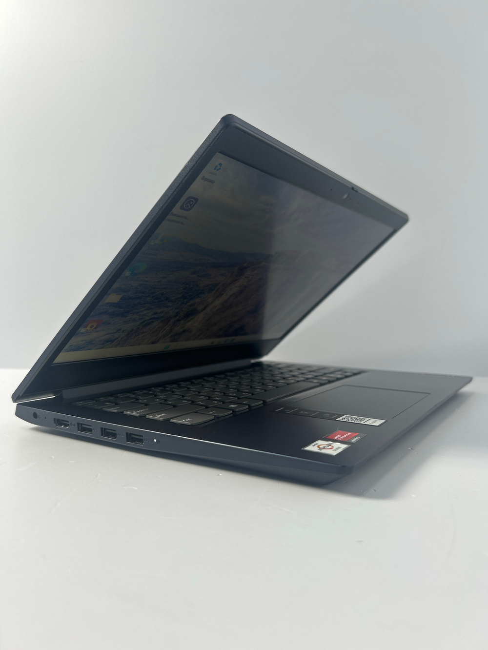 Ноутбук Lenovo IdeaPad 3-14ADA05 (81W000KQRU) 14"/AMD Athlon Silver 3050U /RAM 4GB/SSD 256GB/Radeon Graphics/1920x1080/TN/Windows 11/Подсветка кл-ры: Нет/Синий. Состояние: C1