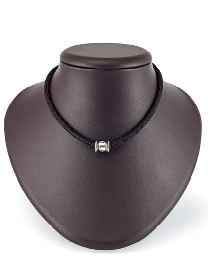 Купите шарм Одина из серебра, фотография на постаменте.