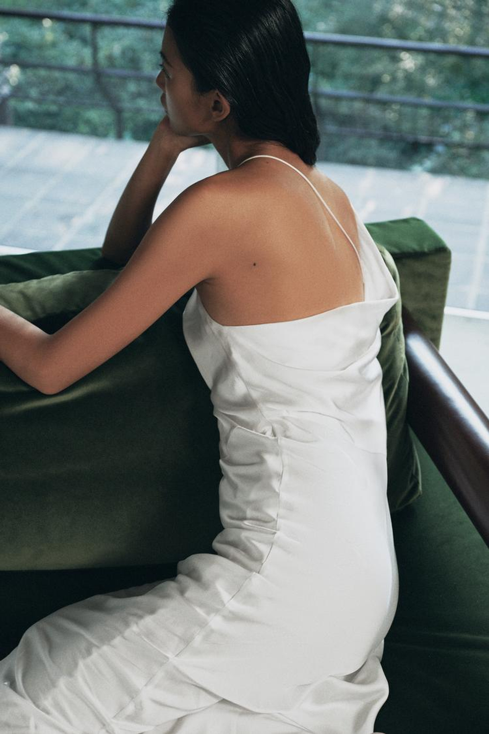 ZARA АТЛАСНОЕ ПЛАТЬЕ С ОТКРЫТОЙ СПИНОЙ, СВЕТЛЫЙ ЭКРЮ