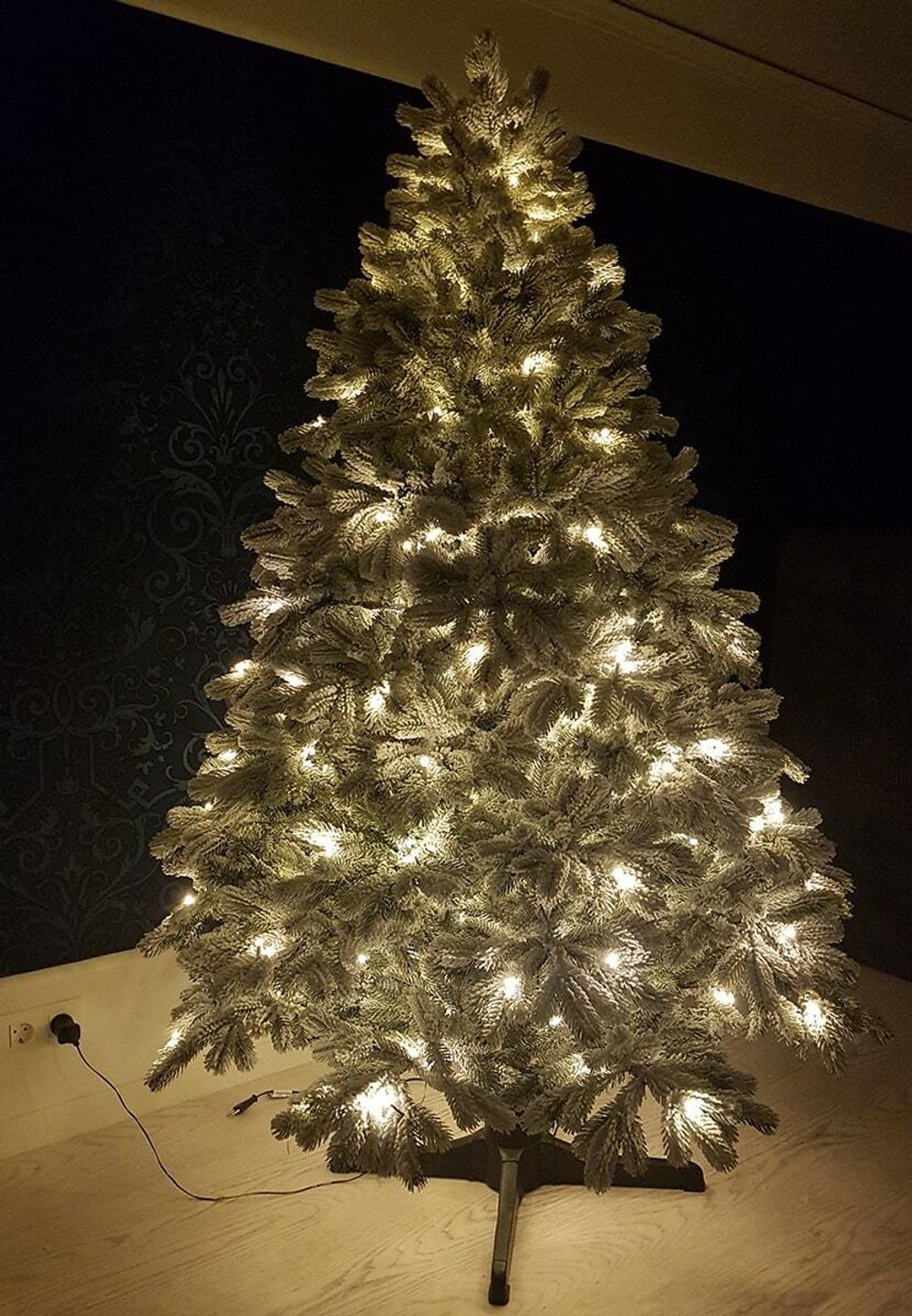 Заснеженная елка с Гирляндой встроенной «Королева леса» (Литая хвоя) от 1,2 м до 3 м