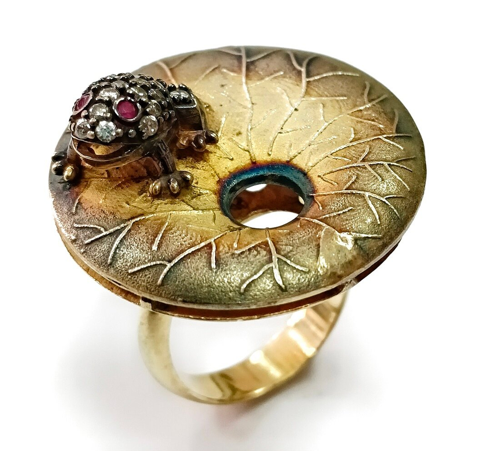 Кольцо ювелирное из серебра с позолотой,вставка рубин натуральный,фианиты,размер 18