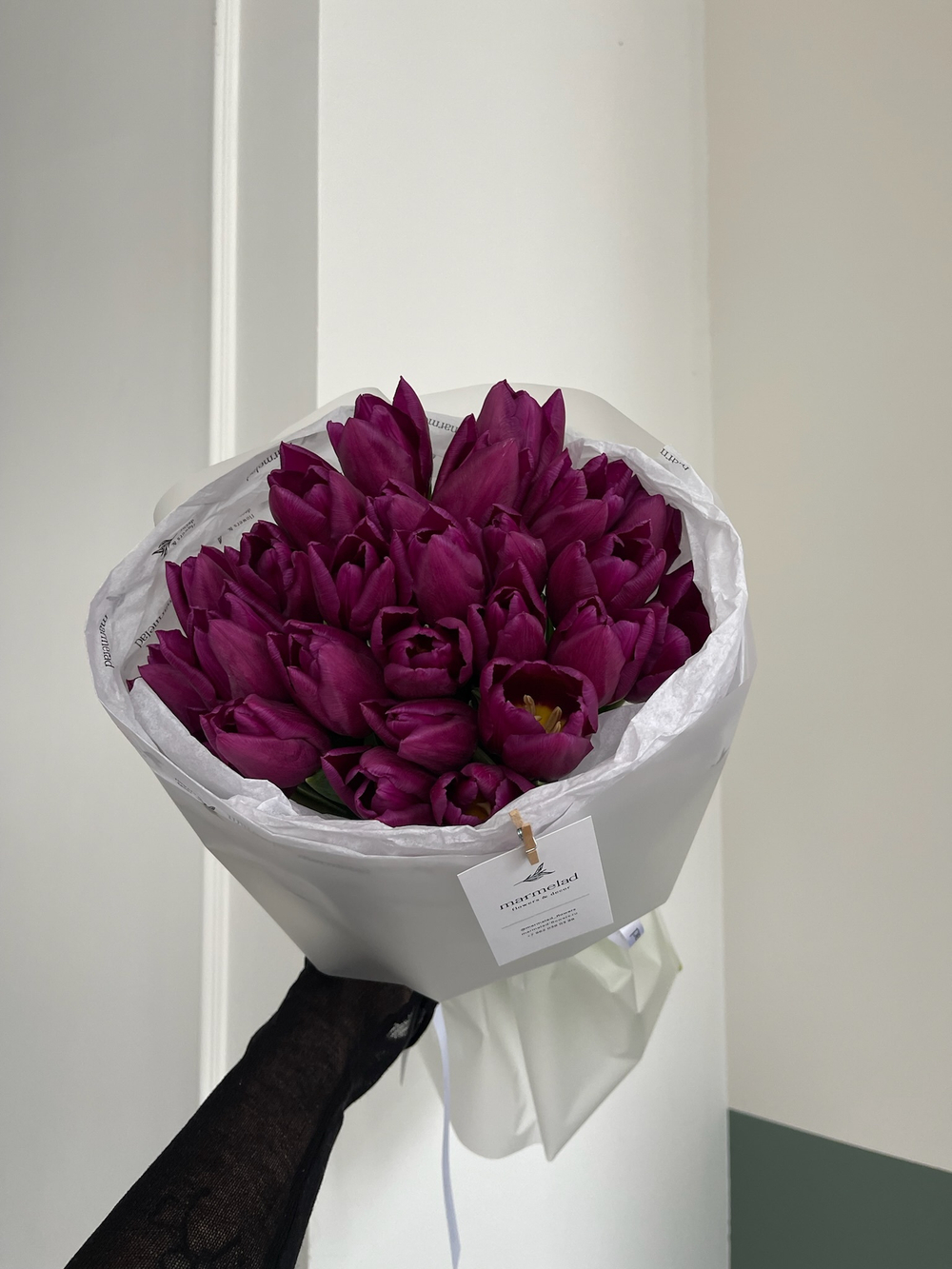 Букет из 25 фиолетовых тюльпанов