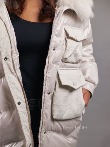 Пуховик женский цвета айвори с меховым воротником
