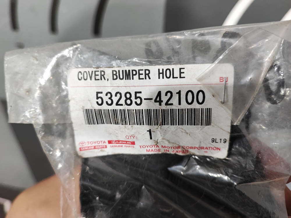 Заглушка буксировочного крюка Toyota RAV4 IV (XA40) 15-19 Новое Оригинал 5328542100