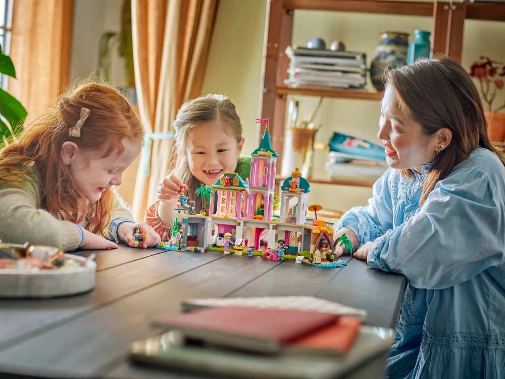 Конструктор LEGO Disney 43267 Замок принцессы и королевские питомцы