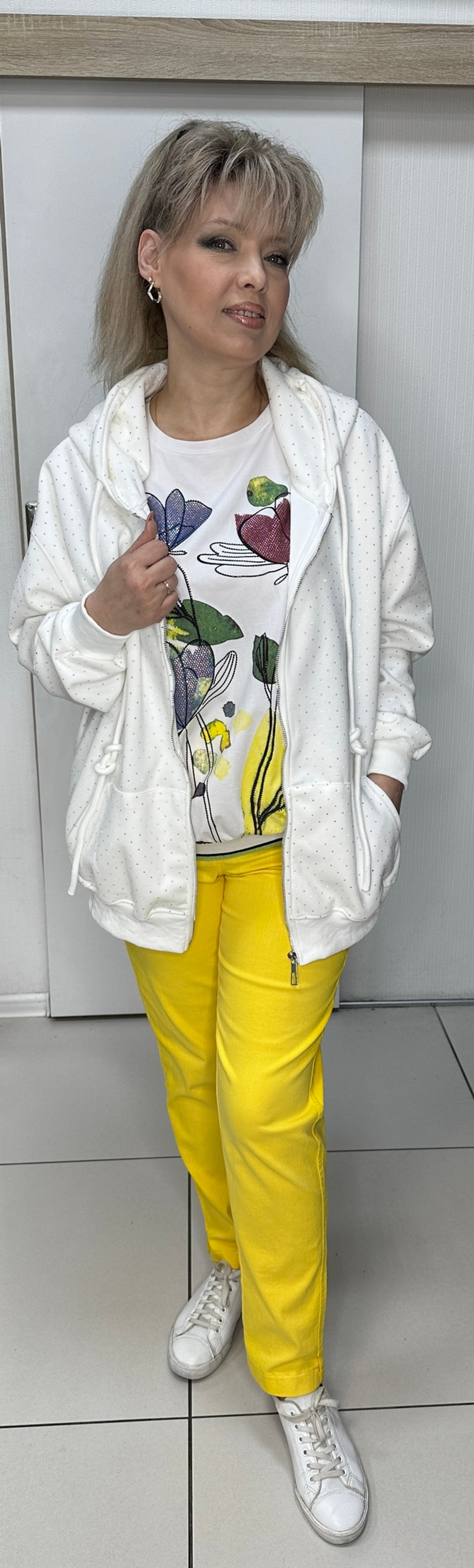 Белый бомбер-жакет со стразами