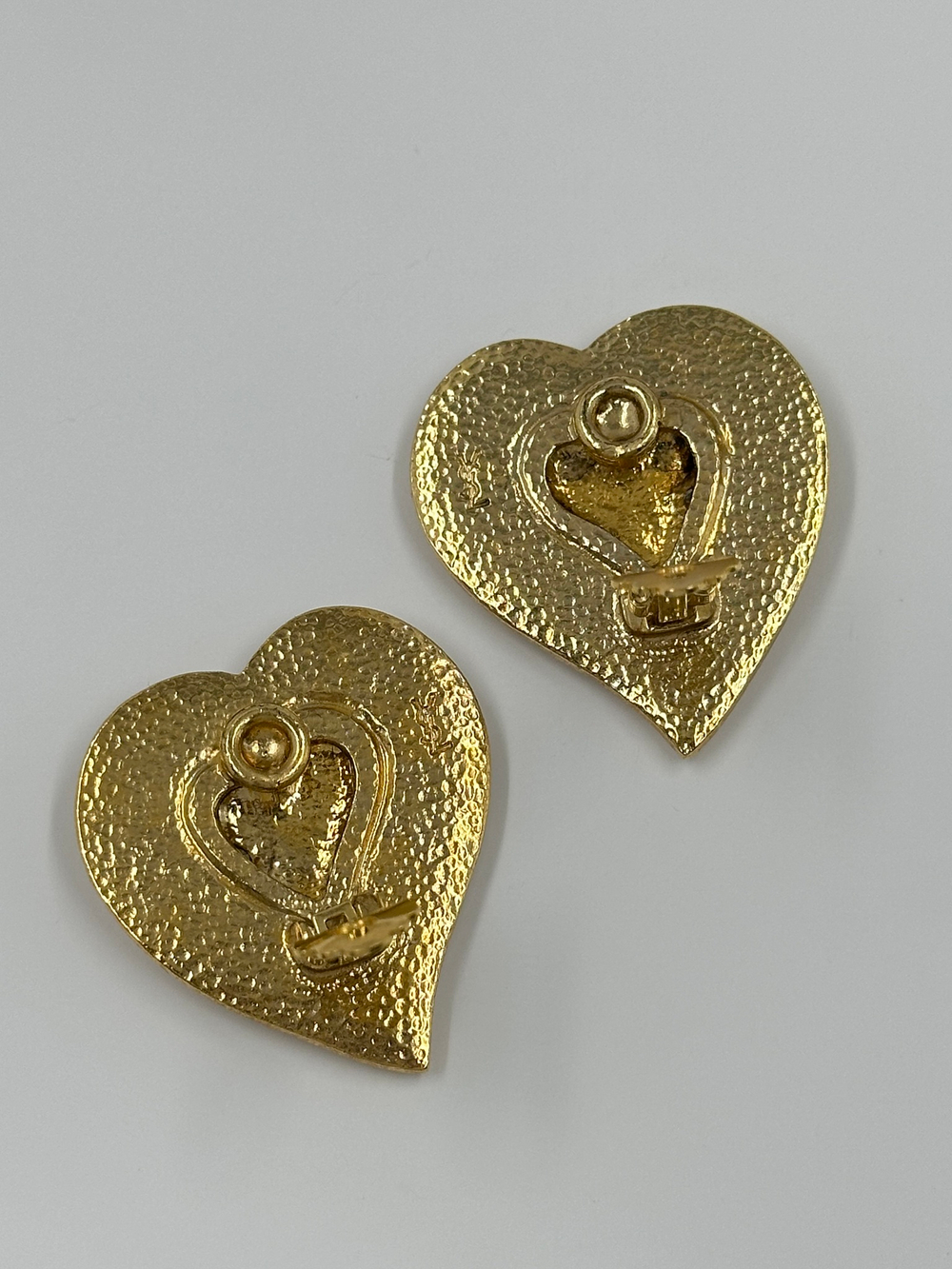 Крупные клипсы в виде сердец Yves Saint Laurent