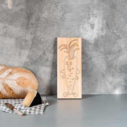 Деревянная разделочная доска из древесины сибирского кедра для овощей с гравировкой "Веселая морковка" RD28