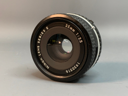 Nikon Series E 35mm f/2.5, налет под передней линзе