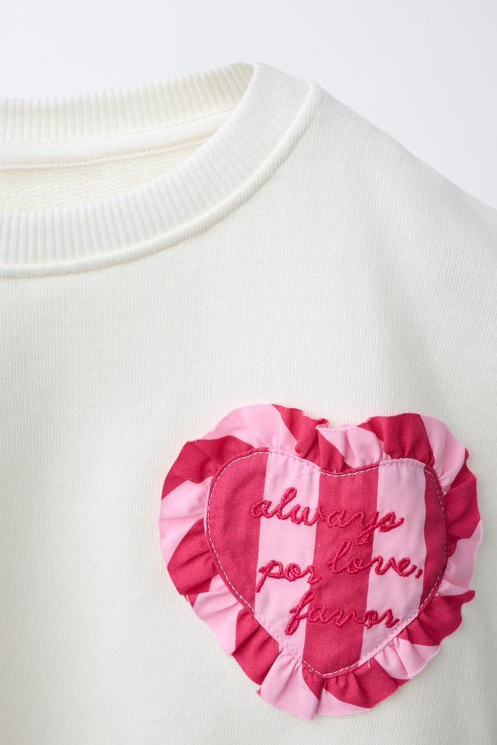 ZARA ТОЛСТОВКА С НАШИВКОЙ «СЕРДЦЕ» В ПОЛОСКУ, ЭКРЮ