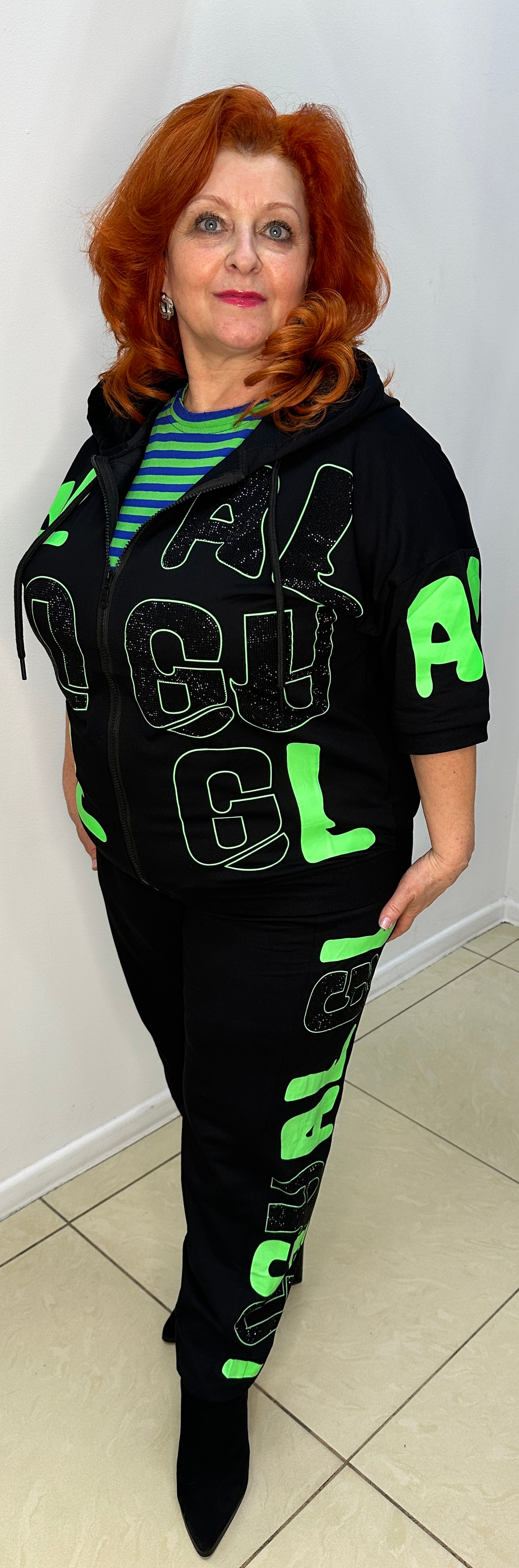 Яркий, спортивный костюм с неоново-салатным принтом