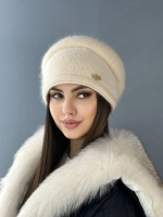 Шапка зимняя вязаная из ангоры тёплая объёмная с брошью
