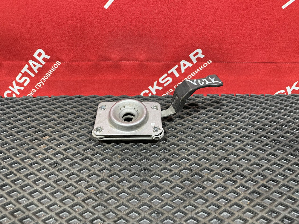 Замок капота