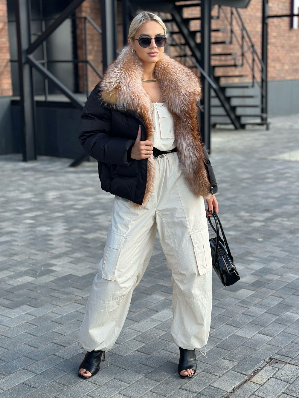 Пуховик зимний черный с мехом лисы «огневки» 60см