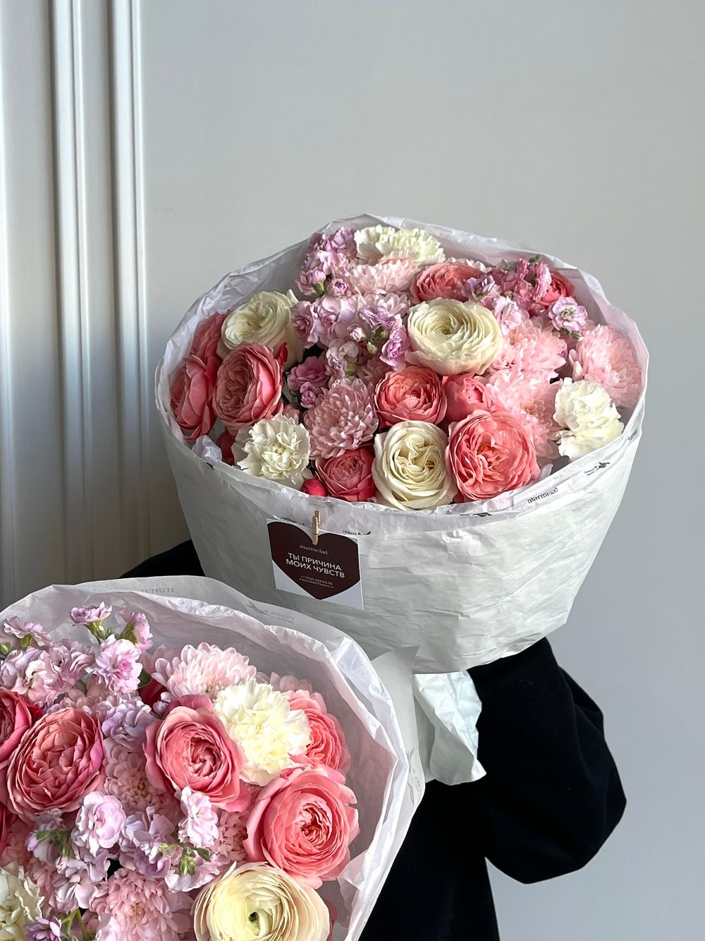 Сборный букет из хризантемы, маттиолы, кустовых пионовидных роз и диантусов роз - размер S