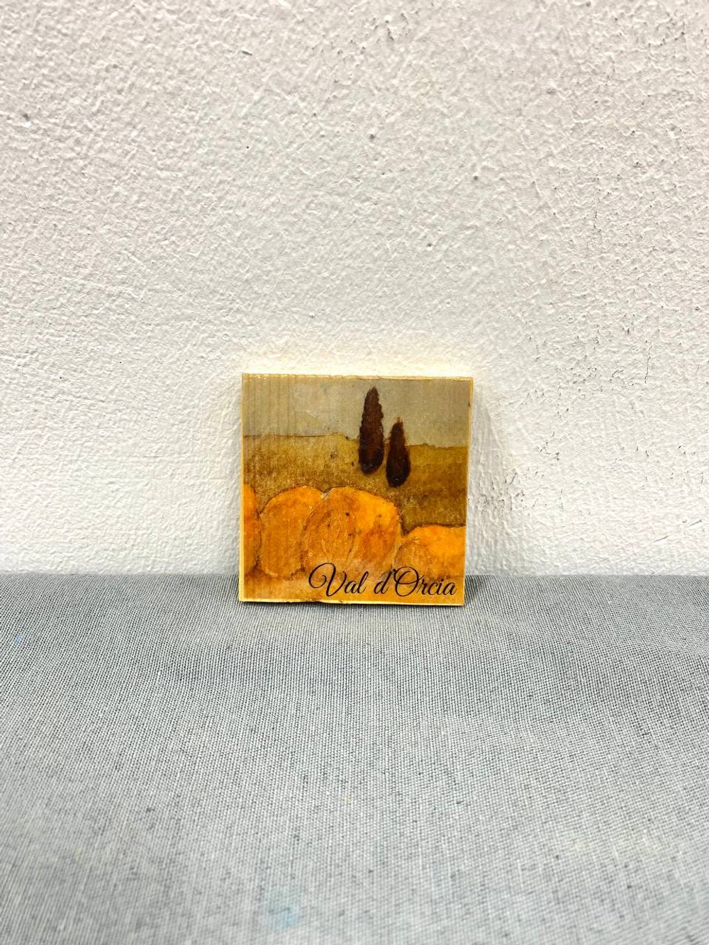 На фотографии магнит в технике декупаж, выполненный в нашей студии.