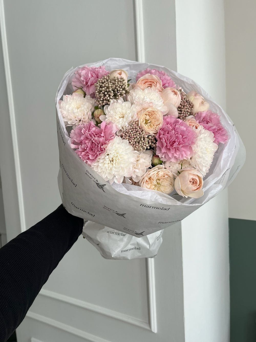 Букет сборный из кустовых пионовидных роз, диантусов, хризантемы и озотамнуса