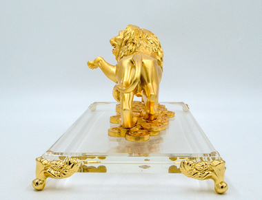 Знак зодиака ЛЕВ. Скульптура золоченая на стеклянной подставке. Металл, золочение, стекло. ХХ века,