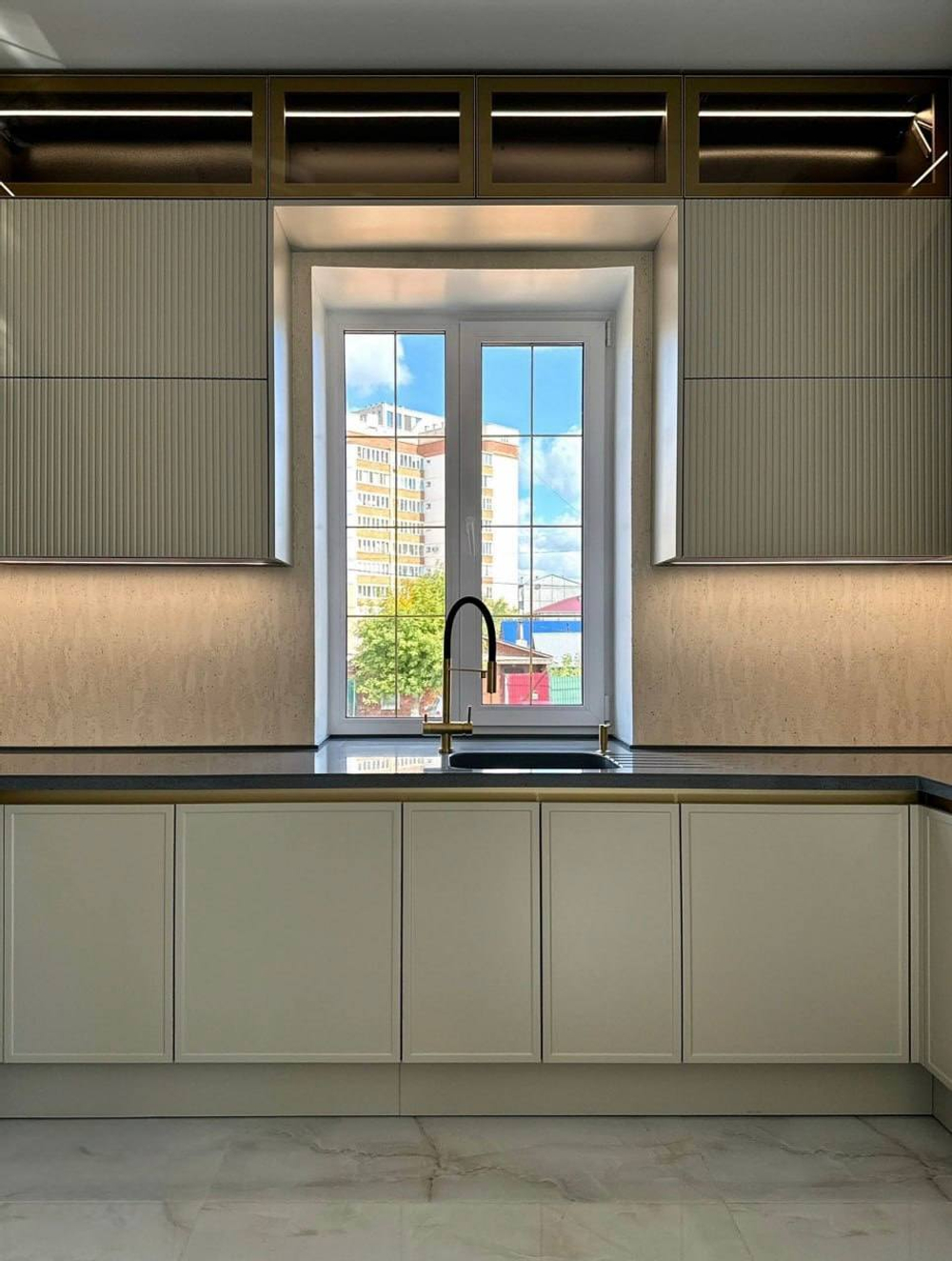 Элегантная кухня с интегрированной мойкой в акриловую столешницу